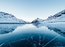 彻底玩嗨了！爱德华兹在观众席上“夺过”麦克风 客串解说与教练
